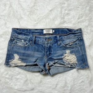 Lågmidjade jeansshorts med hål abercrombie & fitch - Storlek 0R. Upskattar det till en xs. Midjemått:37. Köp sker via köp nu, jag postar inom 24h. Kvar tills markerad såld 