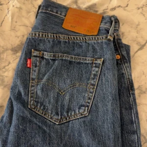 Levis 501 jeans i blå denim 2 - Klassiska Levis 501 jeans i blå denim. Kvitto finns. Inga skador eller hål. Knappt använd. W 29 | L 32 Herr Man. Nypris 1110kr, säljer för 500