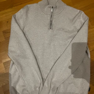 Beige tröja med dragkedja från Bondelid - Säljer en stilren tröja från Bondelid med halv dragkedja och ribbad krage. Perfekt inför våren/sommaren🌤️🌊Tröjan är beige och har en diskret broderad logga på bröstet. Endast använd en gång och därav 10/10 skick utan några som helst defekter. Bara att skriva vid minsta fundering!👌