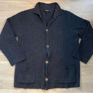 Ysl cardigan  - YSL cardigan || skick 9/10 || stl L || väldigt bra skick! Inga defekter || nypris på denna ligger runt 10k||  skriv till oss för exakta mått! || mvh LuxuryTrends🙌