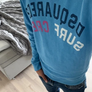 Dsquared2 - Säljer denna riktigt snygga sweatshirten från märket Dsquared2! Inga defekter. Nypris: ca 3200kr! Det slitna/urtvättade trycket på tröjan är själva designen. Jag på bilden är 179 cm och väger ca 67kg. Jag står såklart för att tröjan är äkta! 😊mvh DC🔹