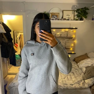 Grå hoodie från Dickies - Säljer en stilren grå hoodie från Dickies i storlek small.⭐️
