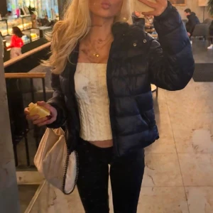 gina jacka - fin jacka från gina, köptes för ungefär 2 månader sen, använd sparsamt❤️