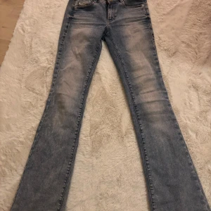 Blå jeans från Diesel - Säljer ett par snygga blå jeans från Diesel med en klassisk design. De har en bootcut-stil. Använda ett fåtal gånger. 