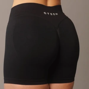 Svarta träningsshorts från GTECH - Snygga svarta träningsshorts från GTECH. De är storlek L men sitter som en M