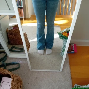 Blå jeans från Denim Rebel - Säljer ett par snygga blå jeans från Denim Rebel. De har en bootcut-stil och knappar på bakfickorna. Perfekta för en avslappnad look. Normal i storleken. Inga defekter, knappt använda. Passar mig i längden som är ca 169 lång. Mid/low waist