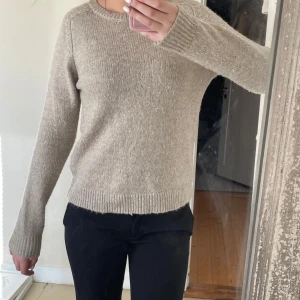 Beige stickad tröja från Zara - Beige stickad tröja från Zara. Storlek   L men är väldigt liten i storleken, mer som en M/S. 