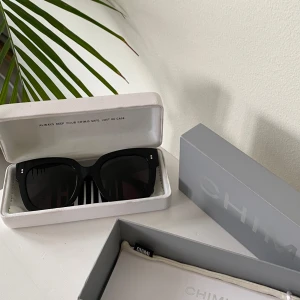 Chimi eyewear 008 BERRY - Säljer dessa chimisar som inte finns längre då jag inte använder dom längre, dom har små repor som syns på detaljnivå men sänker därför priset avsevärt. Allt finns med, kartong, dustbag, fodral och duk.