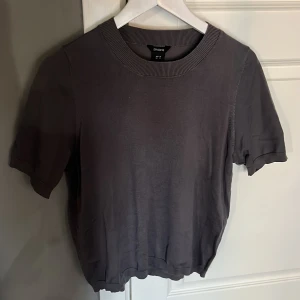 Grå kortärmad tröja från Lindex - Tunn stickad T-shirt från Lindex i bra skick