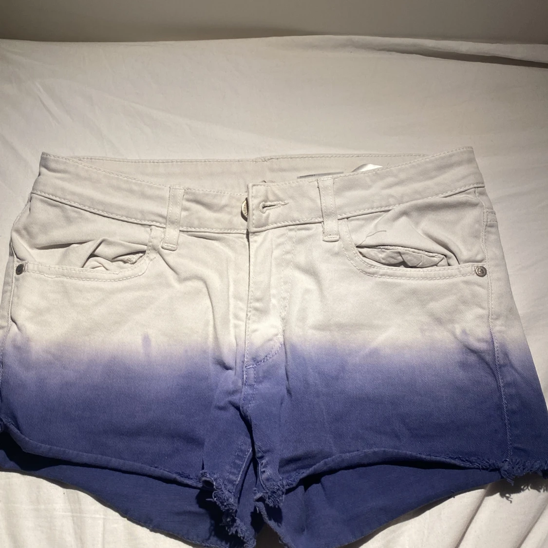 Blå och vita shorts med ombre-effekt - 1