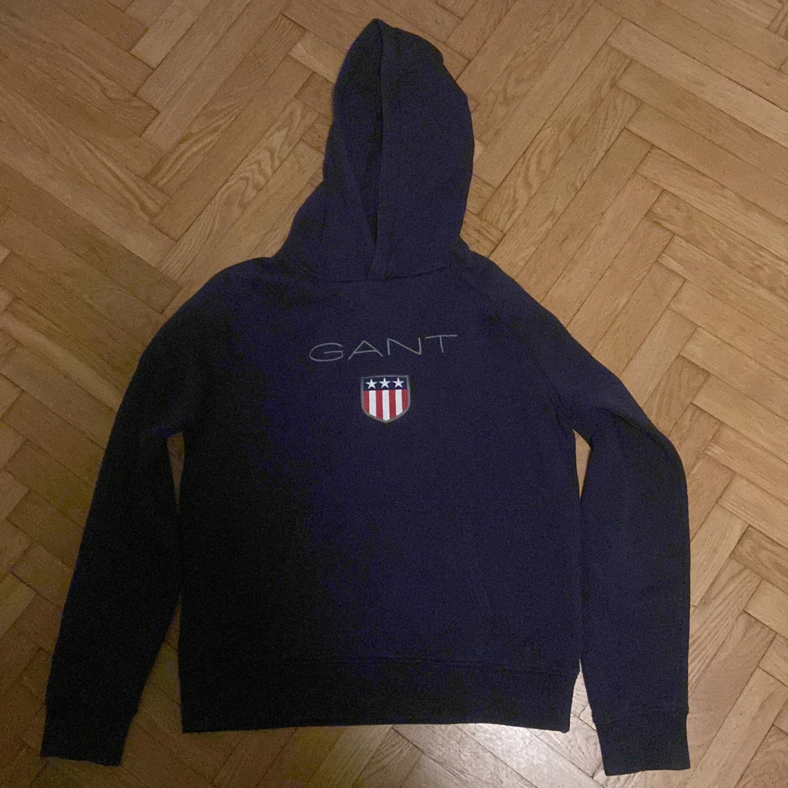 Mörkblå hoodie från GANT