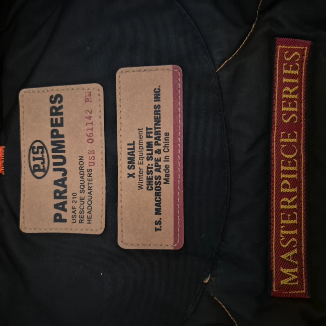 Svart parkajacka med pälsdetaljer - 4