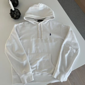 Ralph Lauren hoodie - Tja! Säljer nu denna riktigt snygga hoodien som passar till allt. Vid osäkerhet om storlek fråga om mått eller om det finns några andra frågor. Öppen för att diskutera pris!
