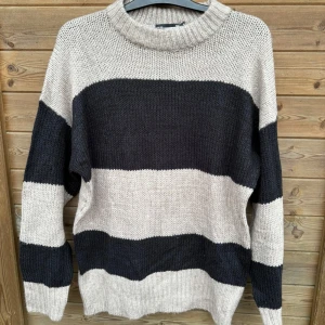 Stickad tröja  - Stickad tröja ifrån Lager157 i Storlek M passar M/L. Aldrig använd