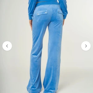 Blå Juicy Couture byxor - Snygga blå mjukisbyxor i velour. Byxorna köptes för 1 200kr.