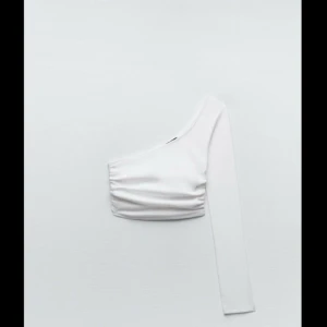 Vit oneshoulder topp ZARA - Snygg vit oneshoulder topp med lång ärm från Zara. Använd 2-3 ggr, storlek S men passar XS