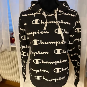 Tröja Champion strl M - I mycket bra skick dvs väl vårdad, strl M. Sitter väldigt fint på!