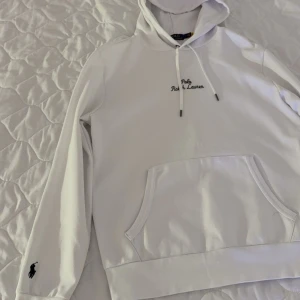 Polo ralph lauren hoodie - Ny pris 2295, säljer för 500. Kvitto finns från boozt. Storlek S, endast använd fåtal gånger. 