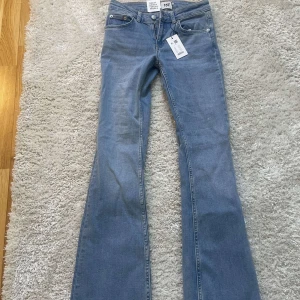 Blå bootcut jeans från 157 - Jag säljer mina nyköpta jeans på lager 157 i storlek xs på grund av att dom e för korta i längden. Dom är helt oanvända och prislapp finns med. 