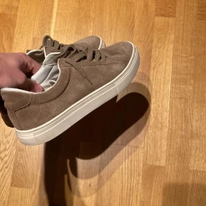 Bruna Vagabond Paul 2.0 mocka skor - Snygga bruna sneakers i mocka med vit sula och snörning. Perfekta för en avslappnad stil. Ny pris runt 1400