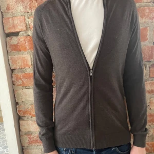 brun merinoull zip tröja - Säljer min 100% merinoull zip tröja då den är för liten för mig. 10/10 skick nästan inte använd. pris kan diskuteras. kontakta mig för bättre valfria bilder!💪