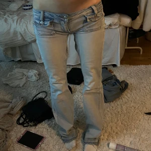 Low waist jeans - säljer dessa skit snygga low waist jeans från missäy. Dom är uppsprättade längst ner. Jag är 170 cm lång
