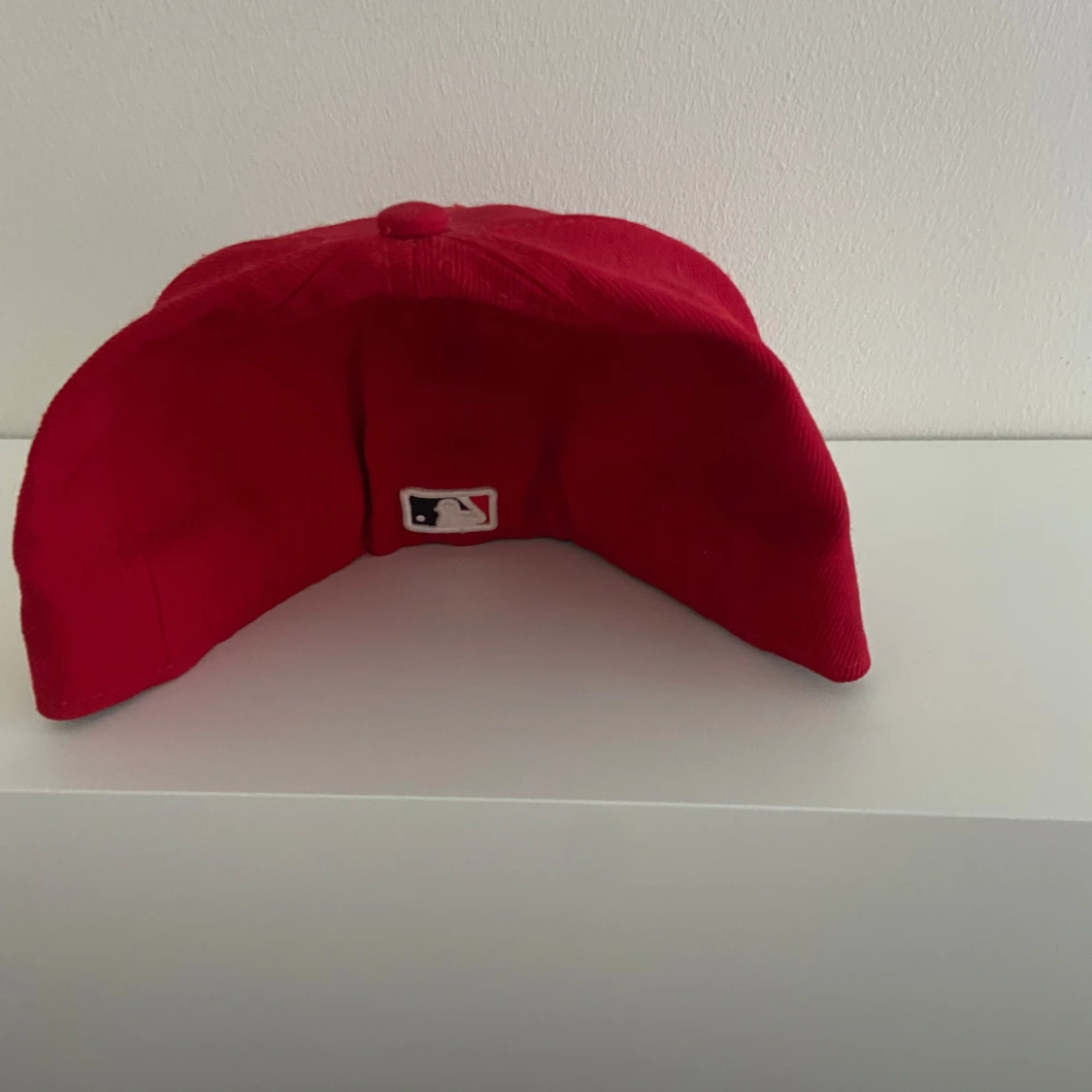 Röd keps med broderad text - 2