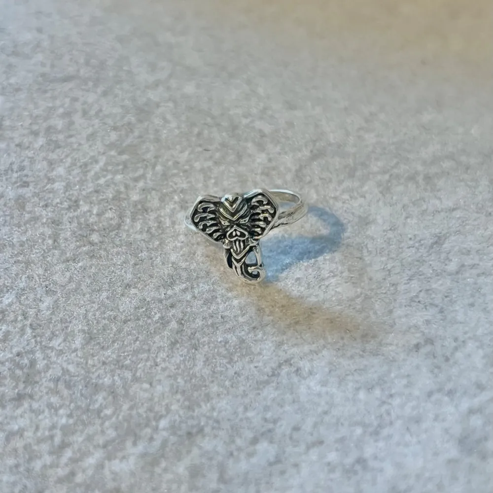 US storlek 5/5.5, diameter cirka 15.5–16 mm, omkrets cirka 48.7–50.2 mm. Blanda och matcha dina favoriter! Köp flera artiklar tillsammans för rabatt och spara på frakten. #silver #ring #vintage #smycken #klassisk. Asusteet.