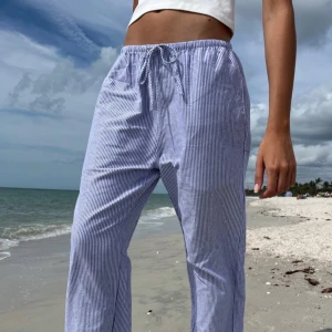 Randiga byxor - Fina blå/grå randiga byxor från Brandy Melville. Aldrig använda, har ettiket kvar. Enligt hemsidan är de storlek S/M. Jag är 164 cm och de passar mig bra i längden.