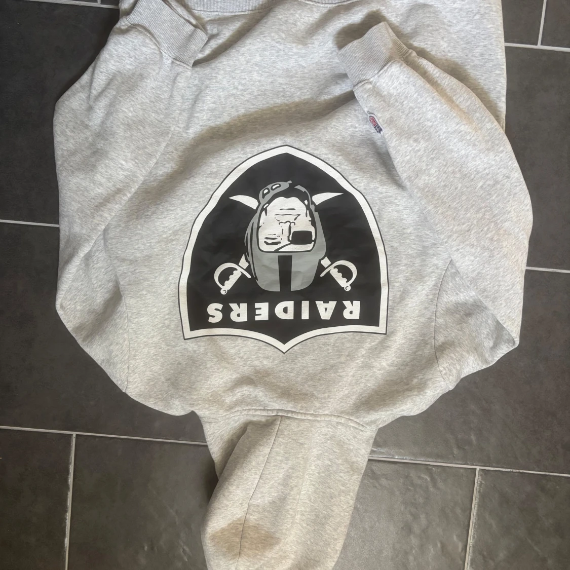 Grå Raiders hoodie - 1