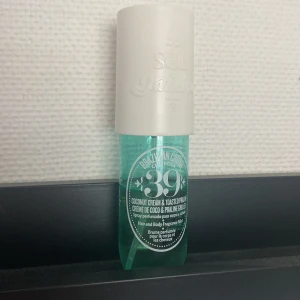 coco cabana - Fräsch och exotisk parfym från sol de janeiro med doft av kokosnöt och rostad praline - Perfekt för dig som älskar söta och krämiga dofter - ca 50% kvar - säljs ej längre