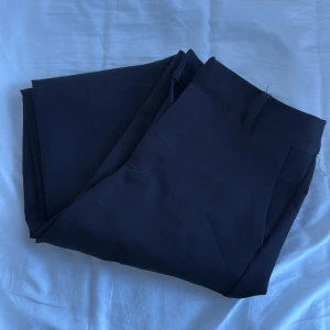 Svarta kostymbyxor från bikbok - Fina kostymbyxor, Byxorna har en rak passform och är tillverkade i ett bekvämt material.