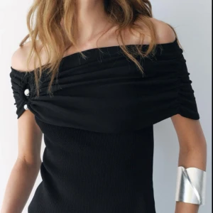 Off shoulder topp - Fin off shoulder topp från Zara, aldrig använd i nytt skick. 