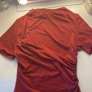 Röd kortärmad topp - Vinröd/mörkröd topp med korta ärmar. Tröjan saknar lapp, så jag vet tyvärr inte vart den kommer ifrån, men jag skulle gissa att storleken är runt XS/S. Tröjan är i ett väldigt mjukt material, priset kan diskuteras❤️
