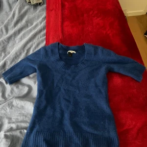 Blå tröja  - Säljer min jätte söta stickade T-shirt💙Aldrig använd!