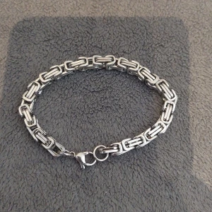 Silverfärgat Armband  - Helt nytt silverfärgat armband. Skick 10/10