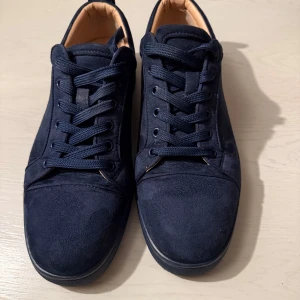 christian louboutin - Ett par mörkblå christian louboutin skor som är andvända ett fåtal gånger. Det är små repor då jag har glidit runt på snön i vinter och ska nu sälja dem för dem inte kommer i användning. Priset är inte hugget i sten. Skriv till mig om funderingar 