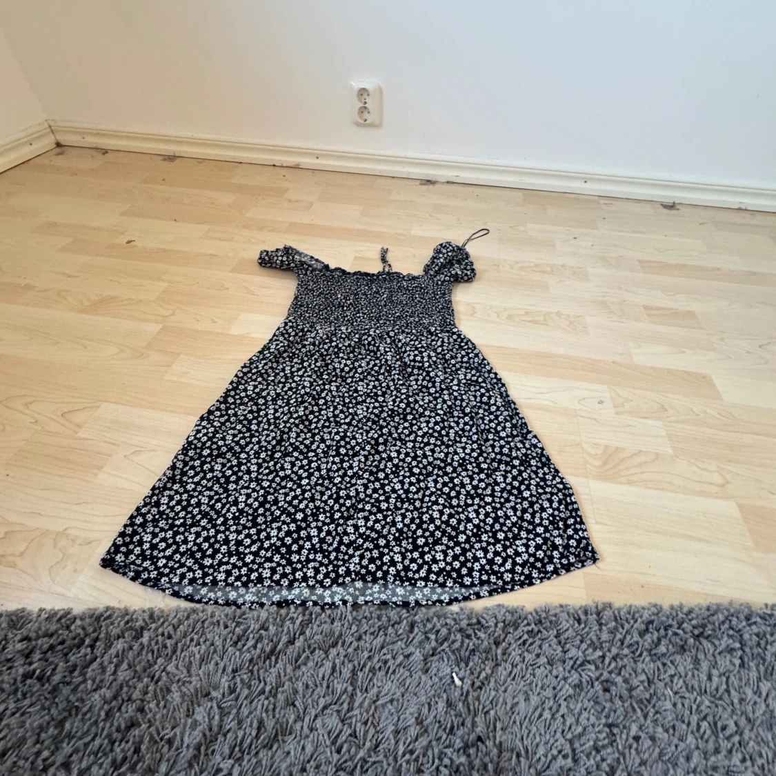 Svart blommig klänning från Sister - 1