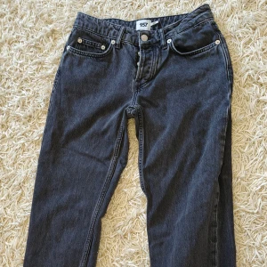 Svarta jeans - Snygga svarta jeans från Lager 157 i modellen Icon med knappgylf. Nyskick, säljer pga för små. Skriv vid frågor💞