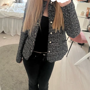 Grå leopardmönstrad jacka från Gina Tricot - Säljer en snygg grå leopardmönstrad jacka från Gina Tricot. 
