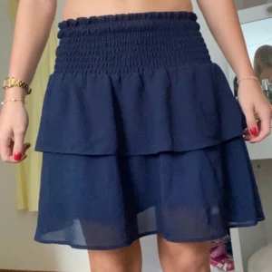 Mörkblå kjol med volang - Snygg mörkblå volangkjol som tyvärr inte kommer till användning längre💙💙 kjolen är från Chelsea 