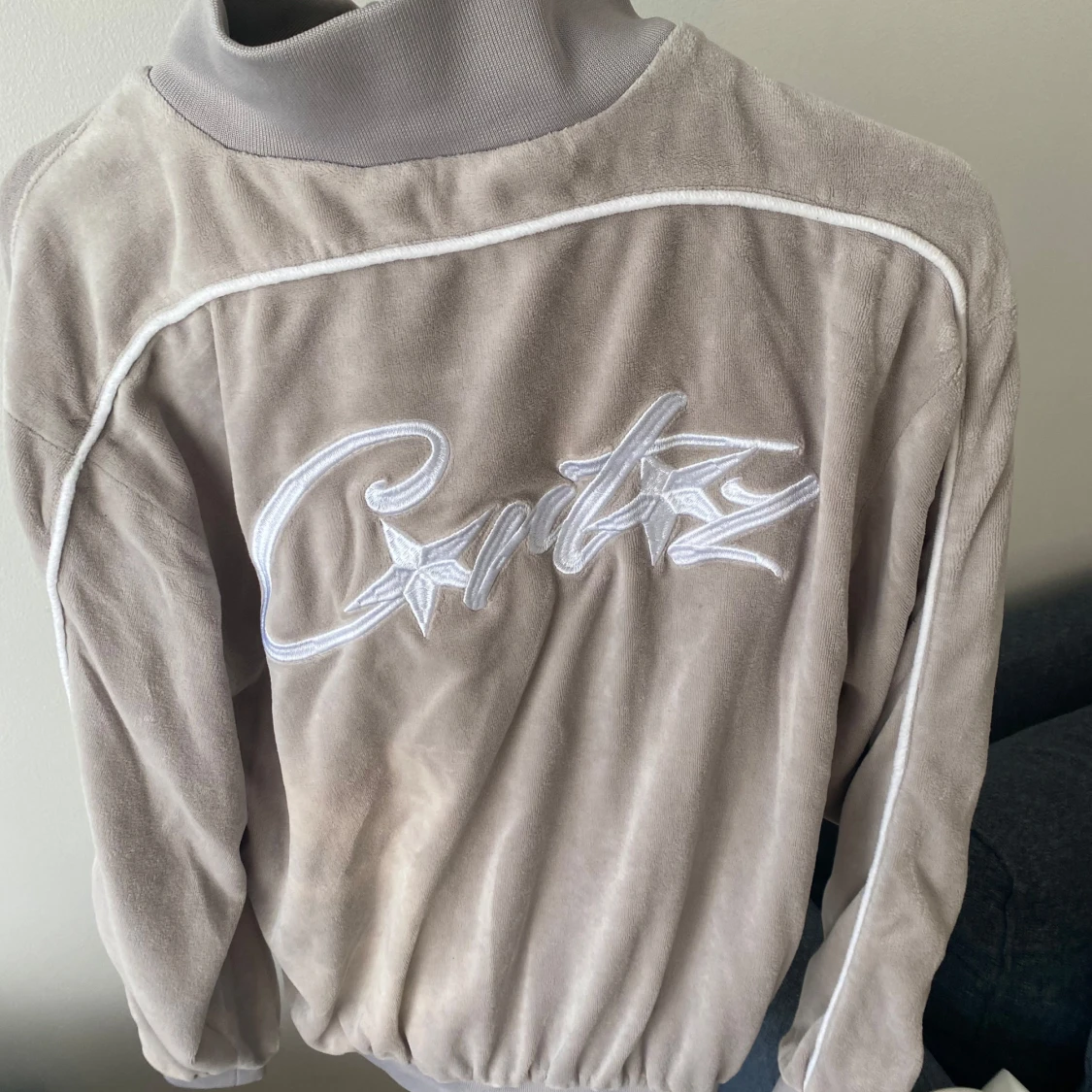 Grå velour track jacket från Corteiz - 1