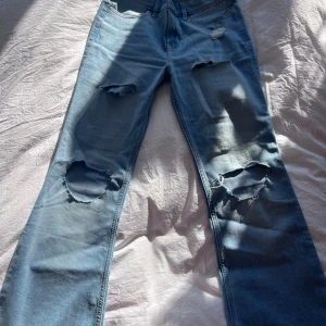 Ljusa jeans med slitningar - Snygga ljusblå Lågmidjade  jeans från Abercrombie & Fitch med coola slitningar på låren och knäna. De har en klassisk femficksdesign och en bekväm passform. 