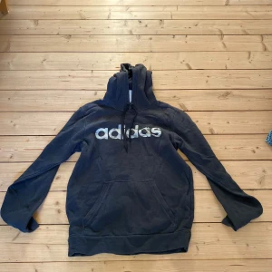 Adidas Hoodie - Söljes billigt! - Rensar garderoben så säljer denna hoodie till ett bra pris! Vid funderingar kring pris eller fler bilder så är det bara att kontakta mig! Kolla även in min sida. Säljer kläder sjukt billigt och då har du chansen att köpa bundles… Med vänlig hälsning, 👋  