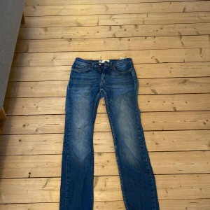 Dressman jeans - Bra skick! - Säljer dessa snygga jeans från dressman. Dem har blivit för små för mig så du där ute kan få dem till ett bra pris! Vid funderingar kring pris eller fler bilder så är det bara att kontakta mig! Kolla även in min sida. Säljer kläder sjukt billigt och då har du chansen att köpa bundles… Med vänlig hälsning, 👋  