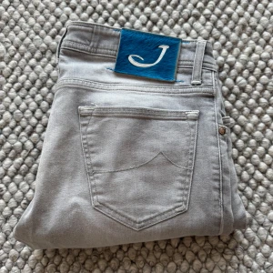 JACOB COHEN JEANS  - Jacob Cohen Jeans - Storlek: 32, Benlängd 106cm, midja 42cm - Modell: 622 Slim fit - Nypris 5000kr - deluxecloset
