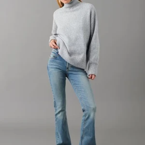 Low waist bootcut jeans - Säljer dessa slutsålda jeansen från Gina, nästan aldrig använda och därav priset! Kom privat för fler bilder!💓 (pris kan diskuteras vid snabb affär)