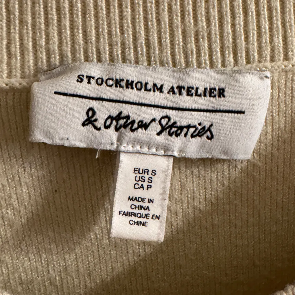 Säljer en stilren beige tröja från & Other Stories. Tröjan har en rund hals och långa ärmar, perfekt för en minimalistisk look. Tillverkad i ett mjukt material som ger en skön känsla. Säljer då den har blivit för liten, upplever att den är ganska liten i storleken. Neuletakit & Villapaidat.