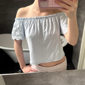 Ljusblå offshoulder topp - Säljer en söt ljusblå offshoulder topp med spetsdetaljer på ärmarna. Den är stretchig där uppe så den passar xs-m. Den är i storlek 164 men passar mig som är 170cm💓