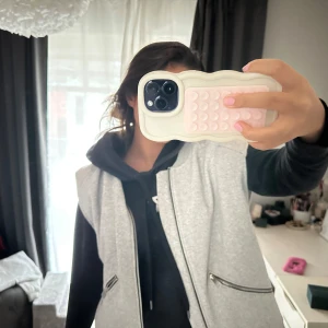 grå väst - super snygg grå väst från zara som passar superbra över ex. stickade tröjor eller hoodies. 